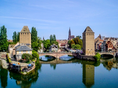 Die gedeckten Brücken in Straßburg, im Hintergrund der Münsterturm